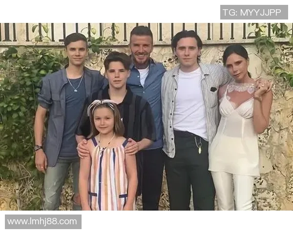 足球明星怀抱孩子接受媒体采访展现温暖父爱与职业生涯的完美结合